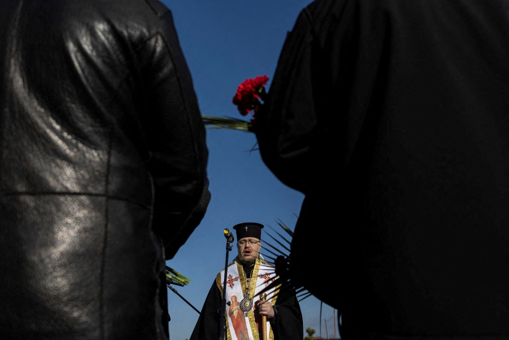 Bishop of Donetsk and Mariupol from the Orthodox Church of Ukraine, Serhiy Horobtsov, attends a memorial service to those killed during the Ukrainian pro-European Union (EU) mass protests that toppled President Yanukovich in 2014 in Kyiv, at the industrial city of Mariupol, located about 20 kilometers from the rebel-controlled areas in eastern Ukraine, February 20, 2022. REUTERS/Carlos Barria REFILE- CORRECTING SPELLING OF ID