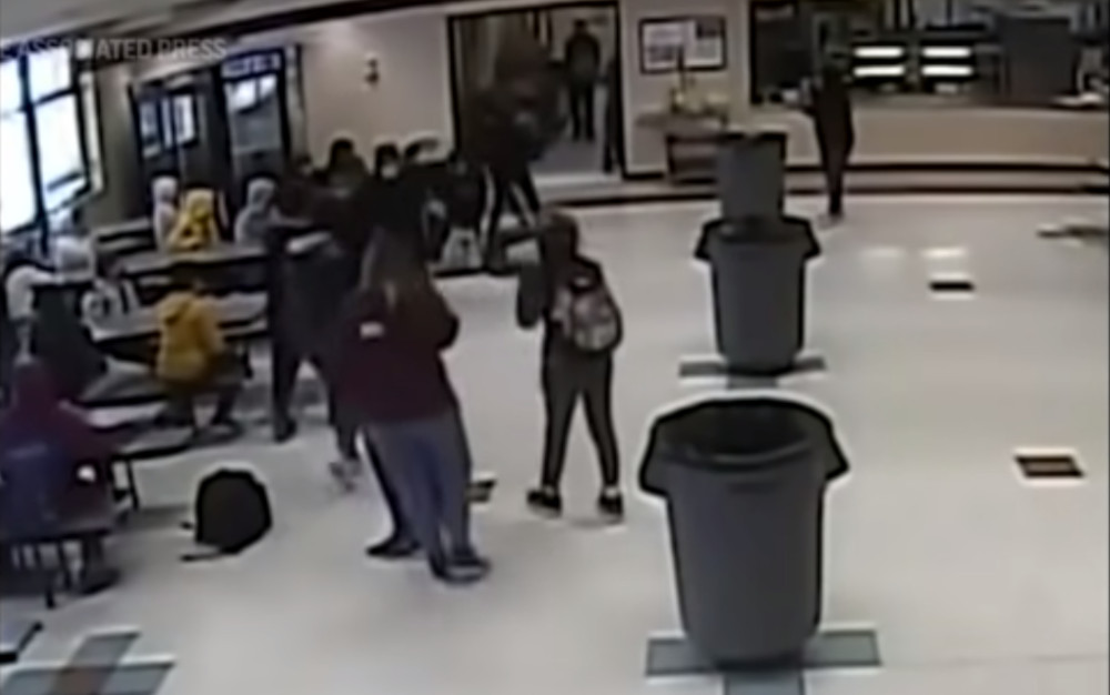 ΗΠΑ: Σάλος από περιστατικό αστυνομικής βίας σε σχολείο του Γουισκόνσιν [βίντεο] - ΕΛΛΑΔΑ