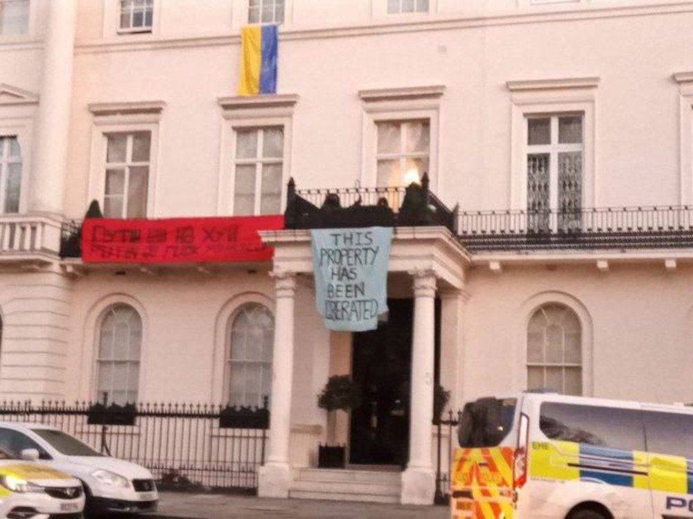Όλεγκ Ντεριπάσκα: Ακτιβιστές κατέλαβαν τη βίλα του Ρώσου ολιγάρχη στο Λονδίνο – Τι γράφει το πανό - ΔΙΕΘΝΗ