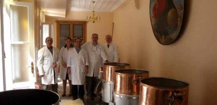 Άγιο Μύρο: Παρασκευάζεται στο Φανάρι- Ποια τα υλικά του – Αρχίζει τη Μεγάλη Δευτέρα η έψηση - ΕΚΚΛΗΣΙΑ