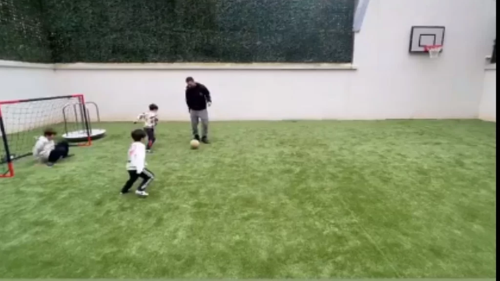 Messi_plays_football_with_his_sons_1649146855018_1649146878921