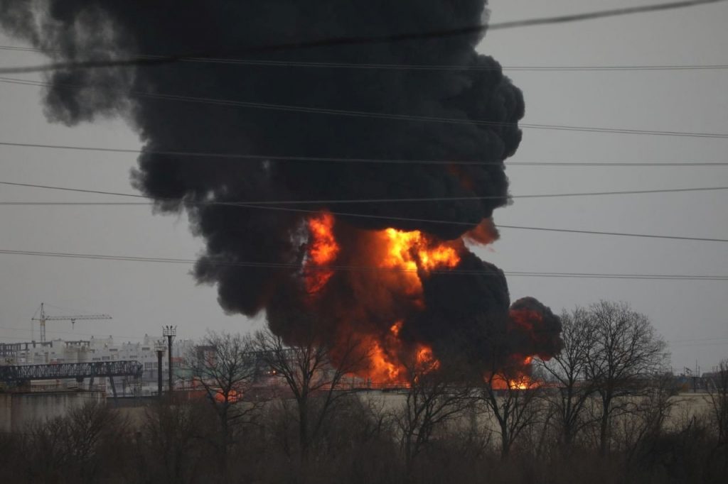 A view shows a fuel depot on fire in the city of Belgorod, Russia April 1, 2022. Pavel Kolyadin/BelPressa/Handout via REUTERS ATTENTION EDITORS - THIS IMAGE HAS BEEN SUPPLIED BY A THIRD PARTY. NO RESALES. NO ARCHIVES. MANDATORY CREDIT.