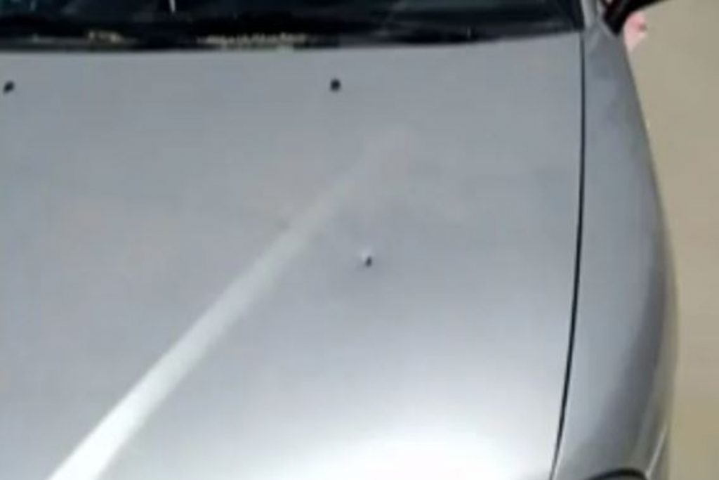 Ερέτρια: Σφαίρες «καρφώθηκαν» στο καπό του αυτοκινήτου – Τρομοκρατημένα τα παιδιά του οδηγού - ΕΛΛΑΔΑ