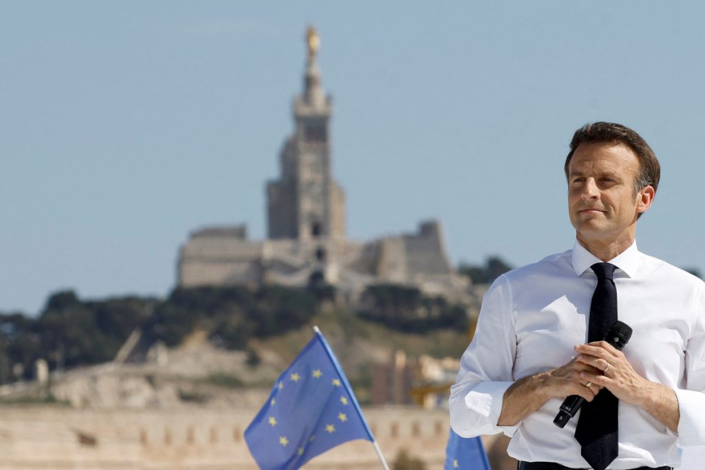 Γαλλία: Τρέλα για τον χαλαρό Μακρόν με ανοιχτό πουκάμισο [φωτογραφίες] - ΔΙΕΘΝΗ