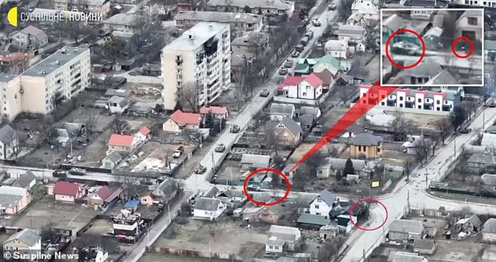 Πόλεμος στην Ουκρανία - Μπούκα: Βίντεο σοκ από drone δείχνει άμαχο ποδηλάτη να δέχεται πυρά από τανκς - ΝΕΑ