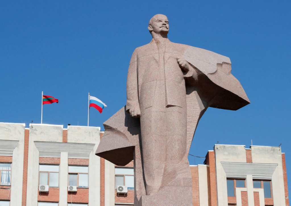 FILE PHOTO: A statue of communist leader Lenin is seen in front of the parliament building in Tiraspol, in Moldova's self-proclaimed separatist Transdniestria, November 3, 2021.  REUTERS/Gleb Garanich//File Photo