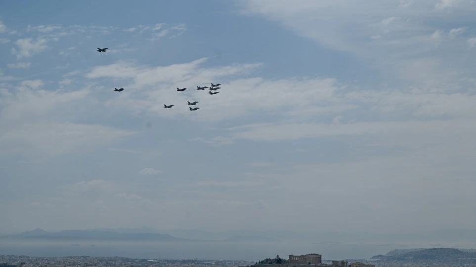 Μαχητικά αεροσκάφη και ελικόπτερα πέταξαν πάνω από την Ακρόπολη - ΕΛΛΑΔΑ