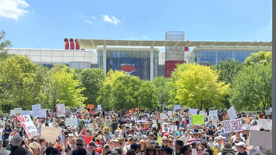 «Αναβρασμός» στις ΗΠΑ για την οπλοκατοχή: Εκατοντάδες διαδηλωτές έξω από το συνέδριο του πανίσχυρου λόμπι - ΔΙΕΘΝΗ