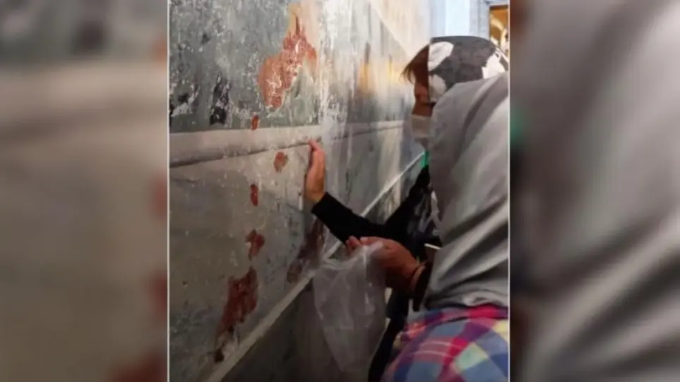 Εικόνα ντροπής στην Αγιά Σοφιά: Ξύνουν τους τοίχους και παίρνουν κομμάτια για ενθύμια - ΔΙΕΘΝΗ