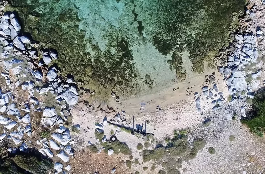 Φονιάς: Αυτό είναι το ελληνικό νησί με το ανατριχιαστικό όνομα, σε σχήμα πάπιας, όπου γυρίστηκε διάσημη ταινία - ΠΕΡΙΕΡΓΑ
