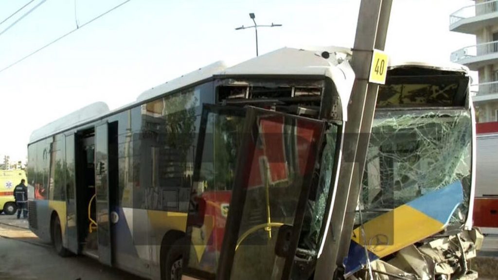 Τροχαίο στην παραλιακή - Λεωφορείο γεμάτο επιβάτες «καρφώθηκε» σε κολώνα - ΕΛΛΑΔΑ