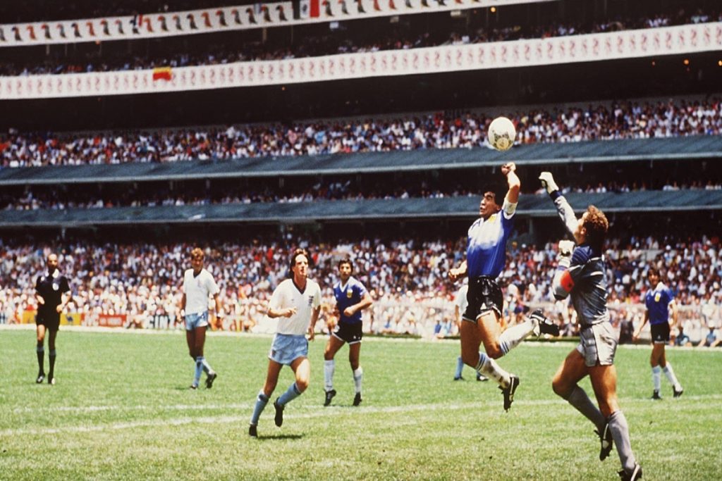FUSSBALL :  WM 1986 in Mexiko  Viertelfinale ARG - ENG 2:1

MARADONA / ARG    ' HAND GOTTES ' , HANDTOR , HAND TOR

FOTO:BONGARTS *** Local Caption *** Diego Maradona
