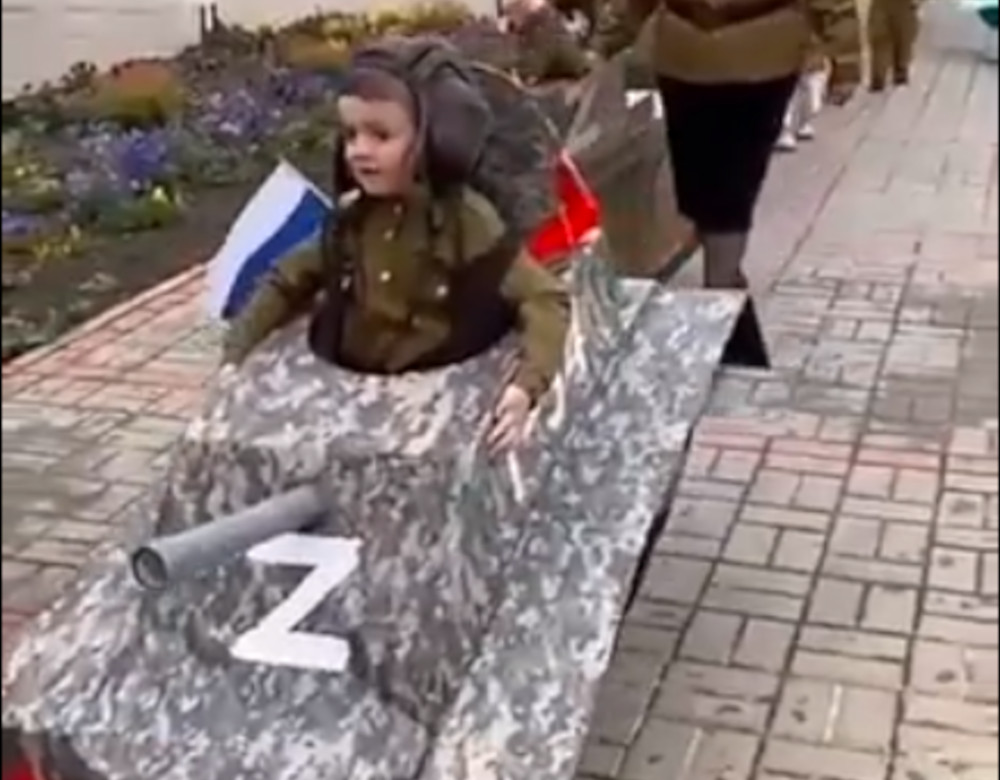 Ρωσία: Σοκαριστικό βίντεο με νήπια να παρελαύνουν με το «Ζ» του πολέμου - ΔΙΕΘΝΗ