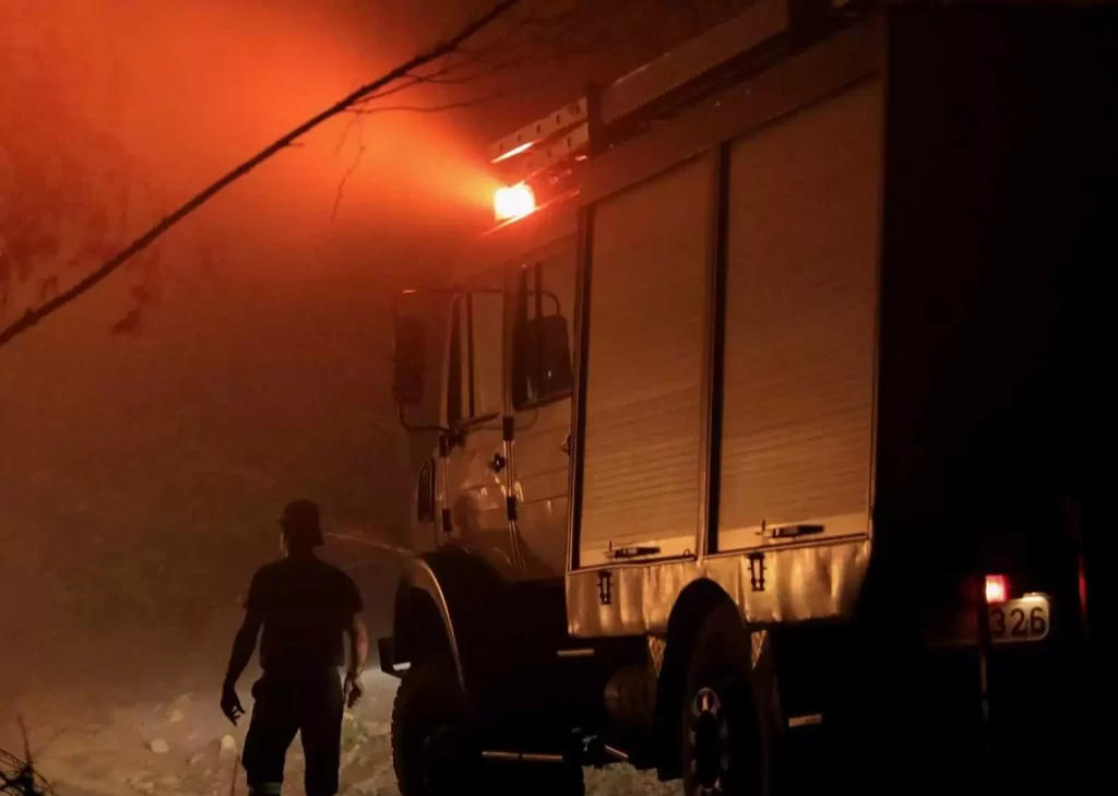 Φωτιά στο κτίριο αστέγων του δήμου Αθηναίων στην Αχαρνών - ΕΛΛΑΔΑ