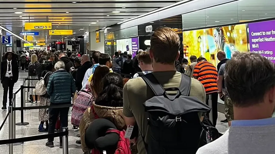 Βρετανία: Αλαλούμ με ακυρώσεις πτήσεων και ταξιδιών μετά από πολύωρη αναμονή στα αεροδρόμια - ΔΙΕΘΝΗ