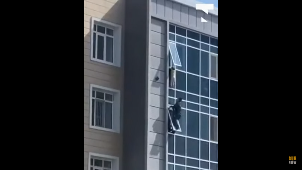 Καζακστάν: Άνδρας σώζει 3χρονο κοριτσάκι που κρεμόταν από παράθυρο του 8ου ορόφου - Το σοκαριστικό βίντεο - ΔΙΕΘΝΗ