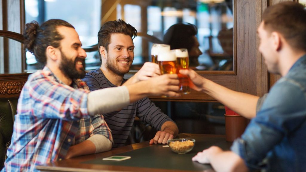 Ένας καλός λόγος να πιούμε μια μπίρα με το φαγητό – Τι κερδίζει το έντερο - ΥΓΕΙΑ
