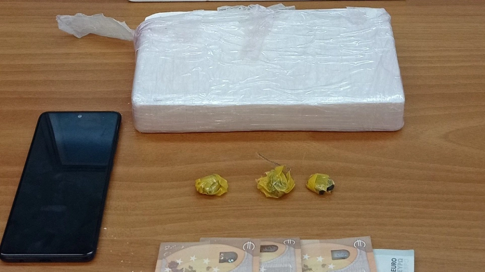 Δύο έμποροι ναρκωτικών συνελήφθησαν στο κέντρο της Αθήνας - Κατασχέθηκαν ένα κιλό κοκαΐνης και 6 κιλά κάνναβης - ΕΛΛΑΔΑ