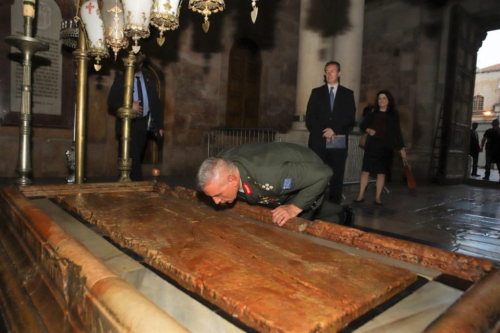 Συγκίνηση! Ο Αρχηγός ΓΕΕΘΑ προσκυνά τον τάφο του Ιησού στην Ιερουσαλήμ - ΝΕΑ