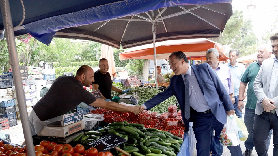 Στη λαϊκή αγορά των Βριλήσσιων ο Άδωνις Γεωργιάδης: «Ανάχωμα στο κύμα ακρίβειας οι λαϊκές» - ΟΙΚΟΝΟΜΙΑ