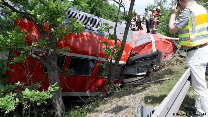 Γερμανία: Τουλάχιστον τέσσερις νεκροί από τον εκτροχιασμό του τρένου στη Βαυαρία - ΔΙΕΘΝΗ