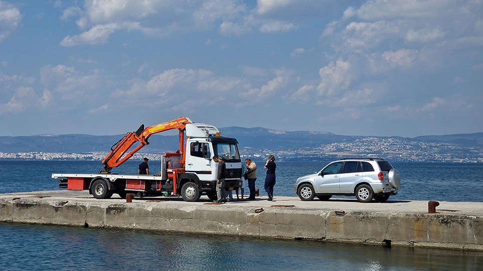 Θρίλερ στη Θεσσαλονίκη: Δύο νεκροί από πτώση αυτοκινήτου στη θάλασσα - Ήταν δεμένοι με χειροπέδες! - ΕΛΛΑΔΑ