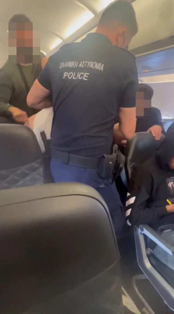 Χάος σε πτήση Λονδίνο - Κρήτη: Μεθυσμένος Βρετανός ούρησε πάνω στον αδερφό του - Η αστυνομία τον πήρε σηκωτό - ΕΛΛΑΔΑ