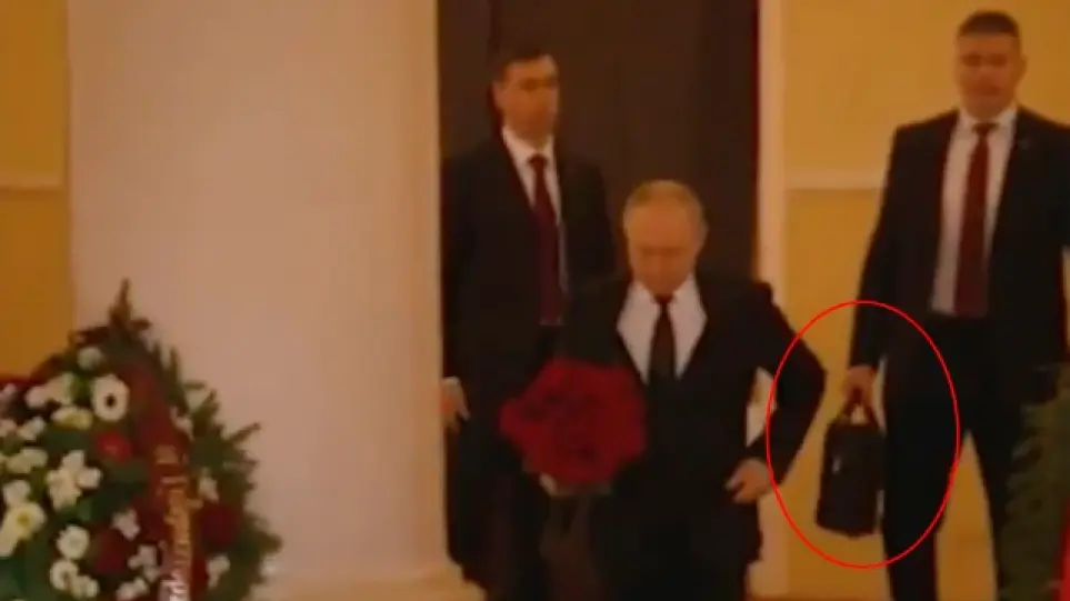 Βλαντιμίρ Πούτιν: Χαροπαλεύει ο συνταγματάρχης που κρατούσε τη βαλίτσα του με τους πυρηνικούς κωδικούς - ΔΙΕΘΝΗ