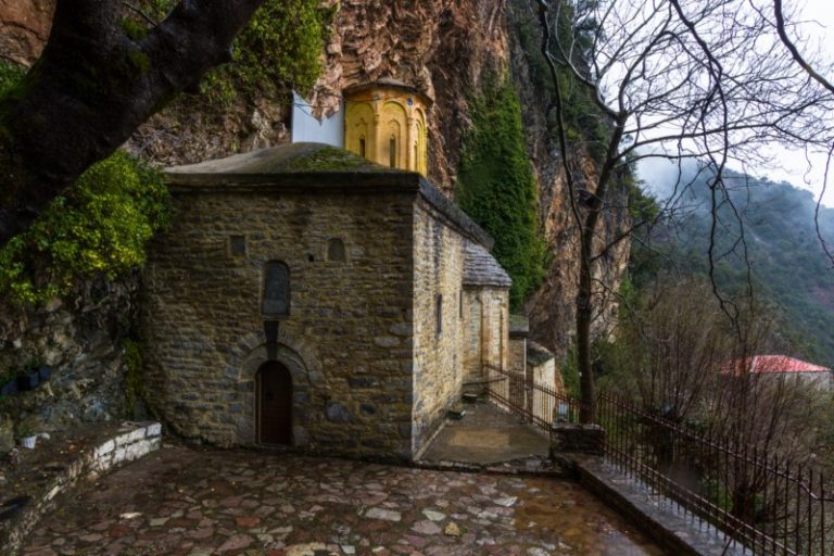 Παναγία Στάνας: Το εντυπωσιακό μοναστήρι που βρίσκεται κρυμμένο σε έναν απότομο βράχο - ΕΚΚΛΗΣΙΑ