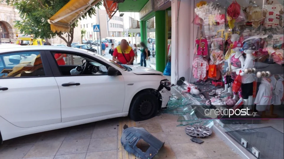 Ηράκλειο: Αυτοκίνητο παρέσυρε δίκυκλα και «μπούκαρε» σε τζαμαρία καταστήματος - ΕΛΛΑΔΑ