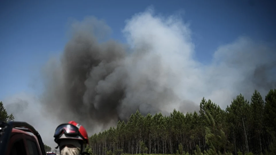 Στο έλεος των πυρκαγιών η Γαλλία - Προειδοποιήσεις για «καύσωνα-αποκάλυψη» - ΔΙΕΘΝΗ