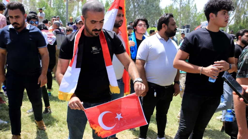 Διαδηλωτές στο Ιράκ καίνε τουρκικές σημαίες - Οργή για την πολύνεκρη επίθεση - ΔΙΕΘΝΗ