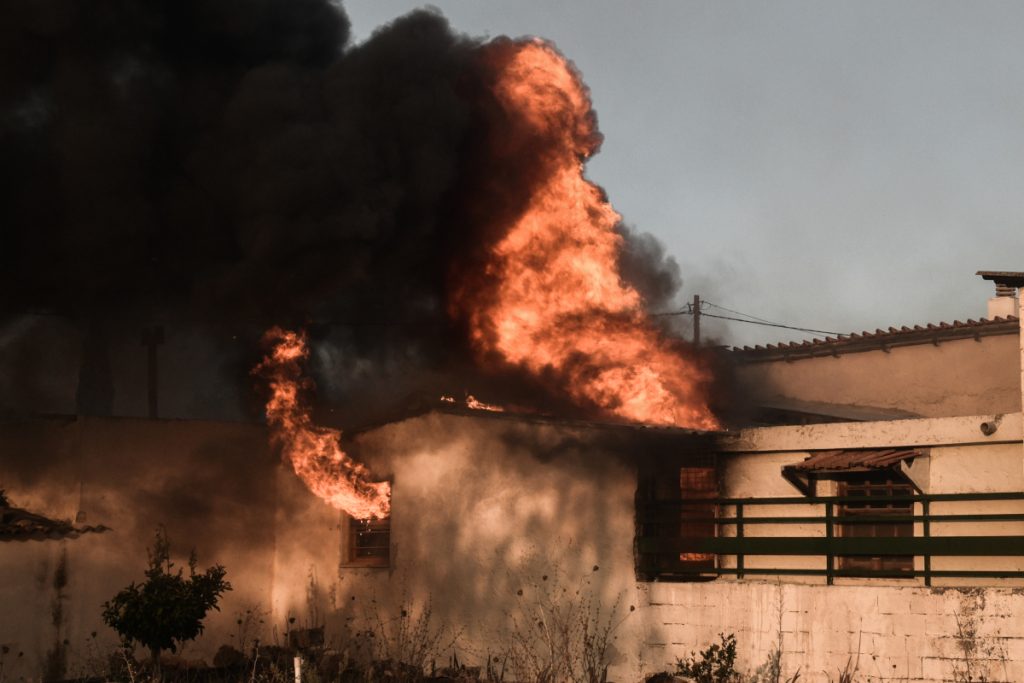 Φωτιά στην Αττική: Ενεργά μέτωπα σε Γέρακα, Ανθούσα, Παλλήνη, Διώνη και στη Μαραθώνος - ΕΛΛΑΔΑ