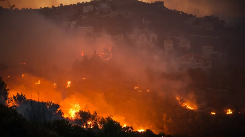 Δραματική νύχτα στην Πεντέλη: Η φωτιά καίει ανάμεσα σε σπίτια σε Ανθούσα, Ντράφι, Διώνη, Δασαμάρι - Φτάνει Παλαιά Πεντέλη - ΕΛΛΑΔΑ