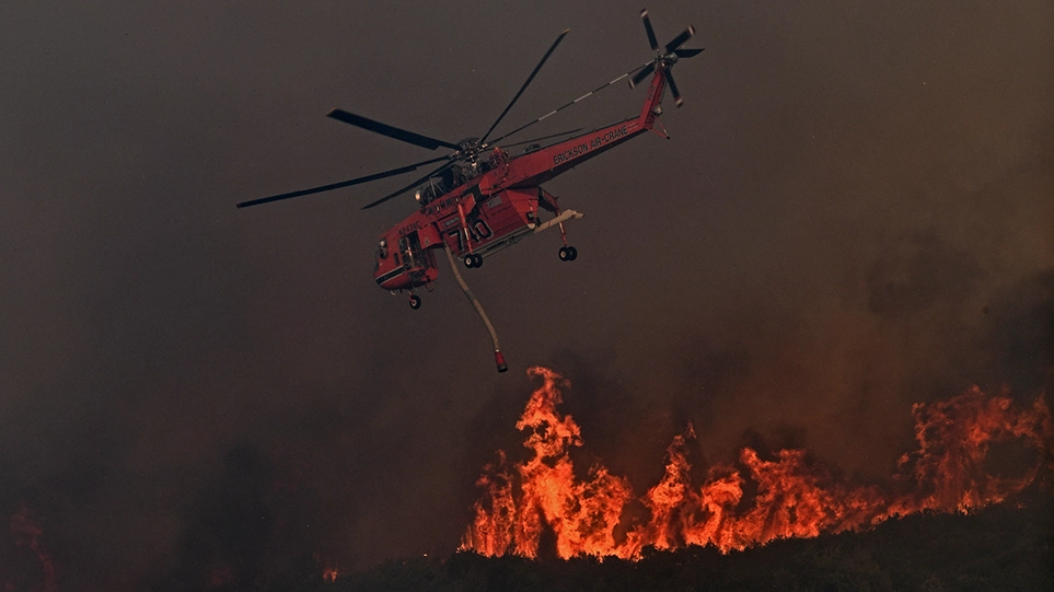 Φωκίδα: Ανεξέλεγκτη η φωτιά, καίει τον Ελαιώνα της Άμφισσας - Μήνυμα του 112 για την Ηλεία - ΕΛΛΑΔΑ