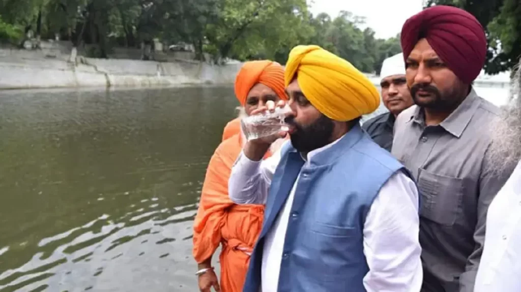 Ινδός πολιτικός ήπιε νερό από «ιερό ποτάμι» για να αποδείξει πως είναι καθαρό, αλλά κατέληξε στο νοσοκομείο - ΔΙΕΘΝΗ