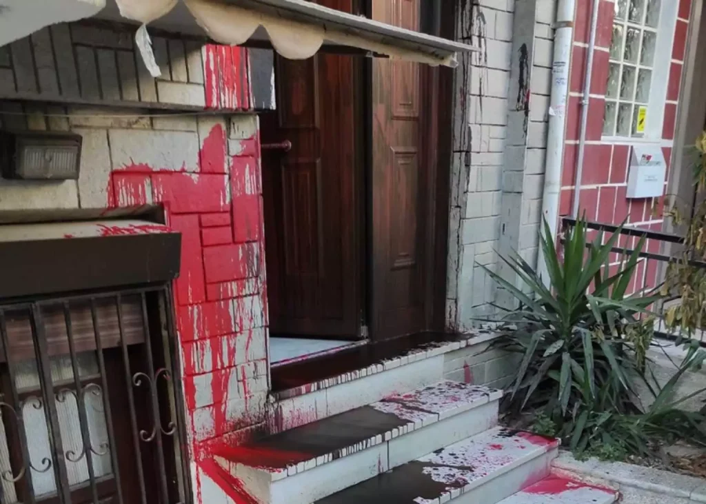 Επίθεση με μπογιές στο σπίτι του προέδρου της ΝΔ Θεσσαλονίκης, Ζ. Ιωακείμοβιτς - «Δεν εκβιαζόμαστε», απαντά - ΕΛΛΑΔΑ