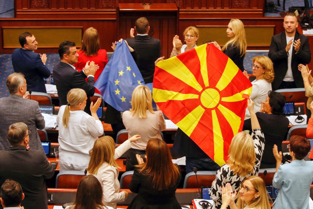 Βόρεια Μακεδονία: Ο συμβιβασμός γράφτηκε… μακεδονικά – Τι κερδίζουν Σκόπια και Σόφια - ΔΙΕΘΝΗ