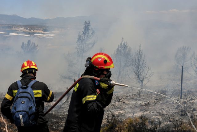 Φωτιά καίει ξερά χόρτα στον Ασπρόπυργο - ΕΛΛΑΔΑ