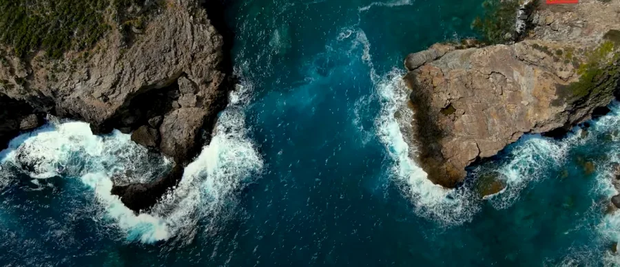 Πόρτες: Η παραλία της Εύβοιας που «κλείνει» στα μανιασμένα κύματα του Αιγαίου - ΕΛΛΑΔΑ