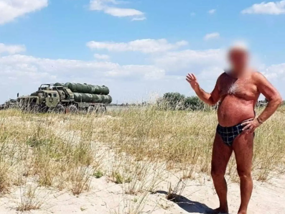 Ουκρανία: Ρώσος τουρίστας πόζαρε με μαγιό και… αποκάλυψε τη θέση πυραύλων S-400 στην Κριμαία - ΝΕΑ