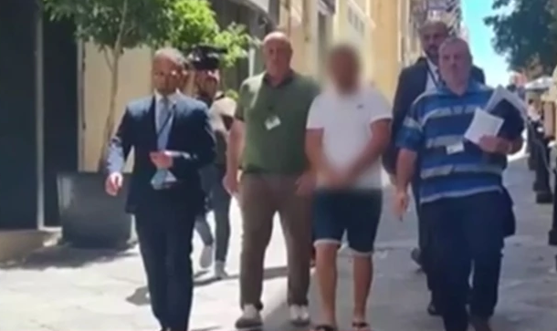 Συνελήφθη στη Μάλτα ο δράστης που λήστεψε κι έκαψε ζωντανούς θεία και ανιψιό στην Αίγινα - ΕΛΛΑΔΑ