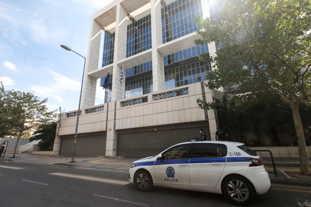 Εφετείο Αθηνών: ΙΧ εισέβαλε στο πάρκινγκ και προκάλεσε πανικό - ΝΕΑ