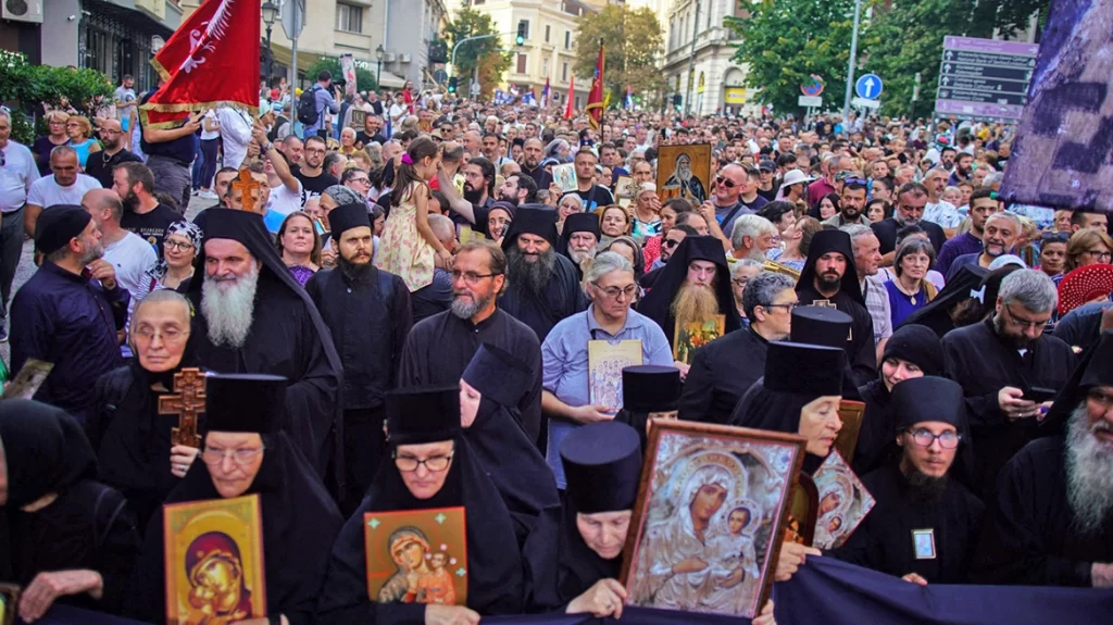 Σερβία: Χιλιάδες στους δρόμους του Βελιγραδίου κατά του EuroPride με σταυρούς και εικόνες - ΝΕΑ