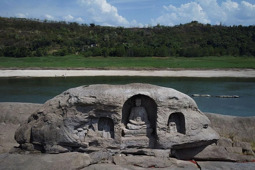 Κίνα: Νησάκι και τρία βουδιστικά αγάλματα εμφανίστηκαν στον ποταμό Γιανγκτσέ - ΝΕΑ
