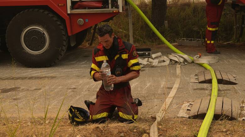 Φωτιά στο Κατακάλι Κορινθίας: Λιποθύμησε πυροσβέστης και μεταφέρθηκε στο νοσοκομείο Κορίνθου - ΚΟΡΙΝΘΙΑ