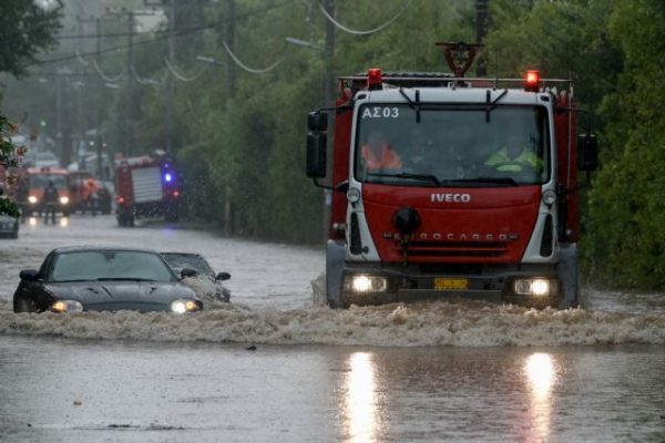 Κακοκαιρία: Πλημμυρισμένα ΙΧ στην Αττική – Απεγκλωβισμοί οδηγών και κλήσεις για πλημμυρισμένα σπίτια - εκτακτο δελτιο καιρου
