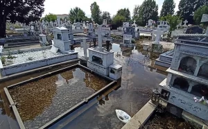 Πτολεμαΐδα: Πλημμύρισαν οι τάφοι από την κακοκαιρία - ΕΛΛΑΔΑ