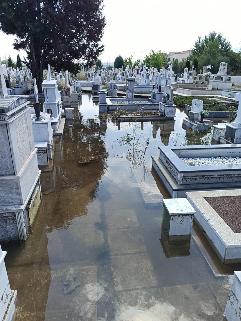 Πτολεμαΐδα: Πλημμύρισαν οι τάφοι από την κακοκαιρία - ΕΛΛΑΔΑ