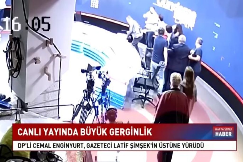 Τουρκία: Βουλευτής και πρώην μέλος των Γκρίζων Λύκων ξυλοκόπησε δημοσιογράφο στον «αέρα» (βίντεο) - ΝΕΑ